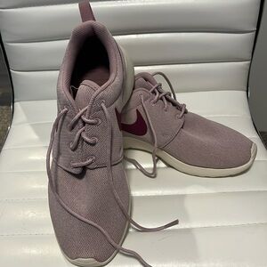 NWOT Nike Roshe One.​